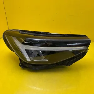 Far Dreapta Volvo XC40 Lift Full LED