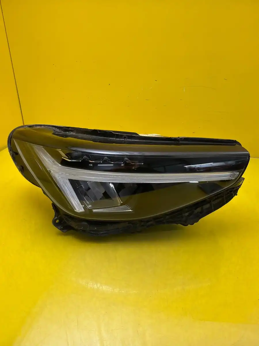 Far Dreapta Volvo XC40 Lift Full LED
