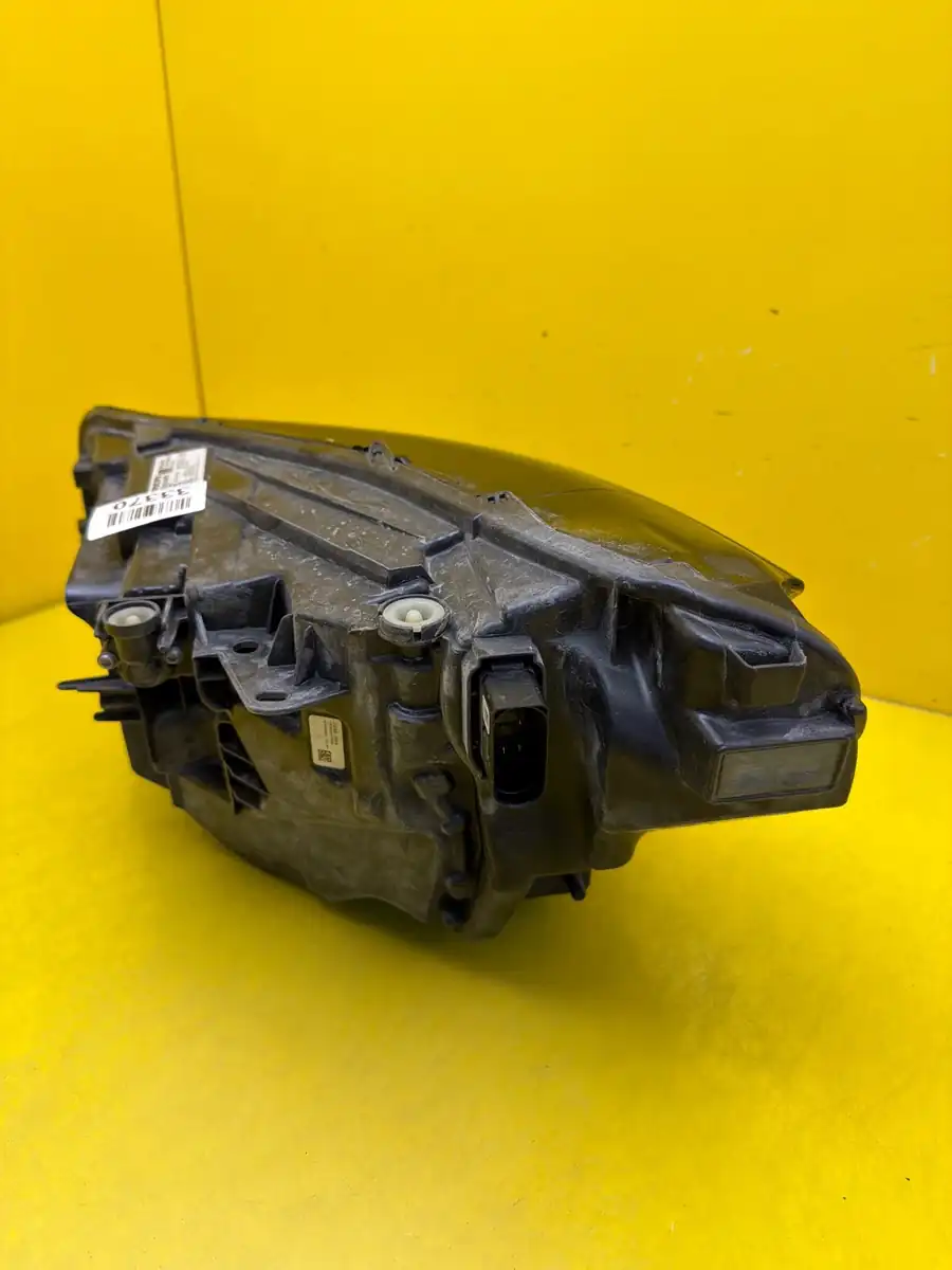Far Dreapta Volvo XC40 Lift Full LED