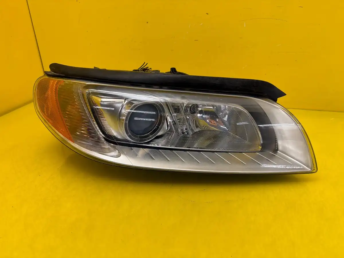 Far Dreapta Volvo V70 III S80 II Xenon
