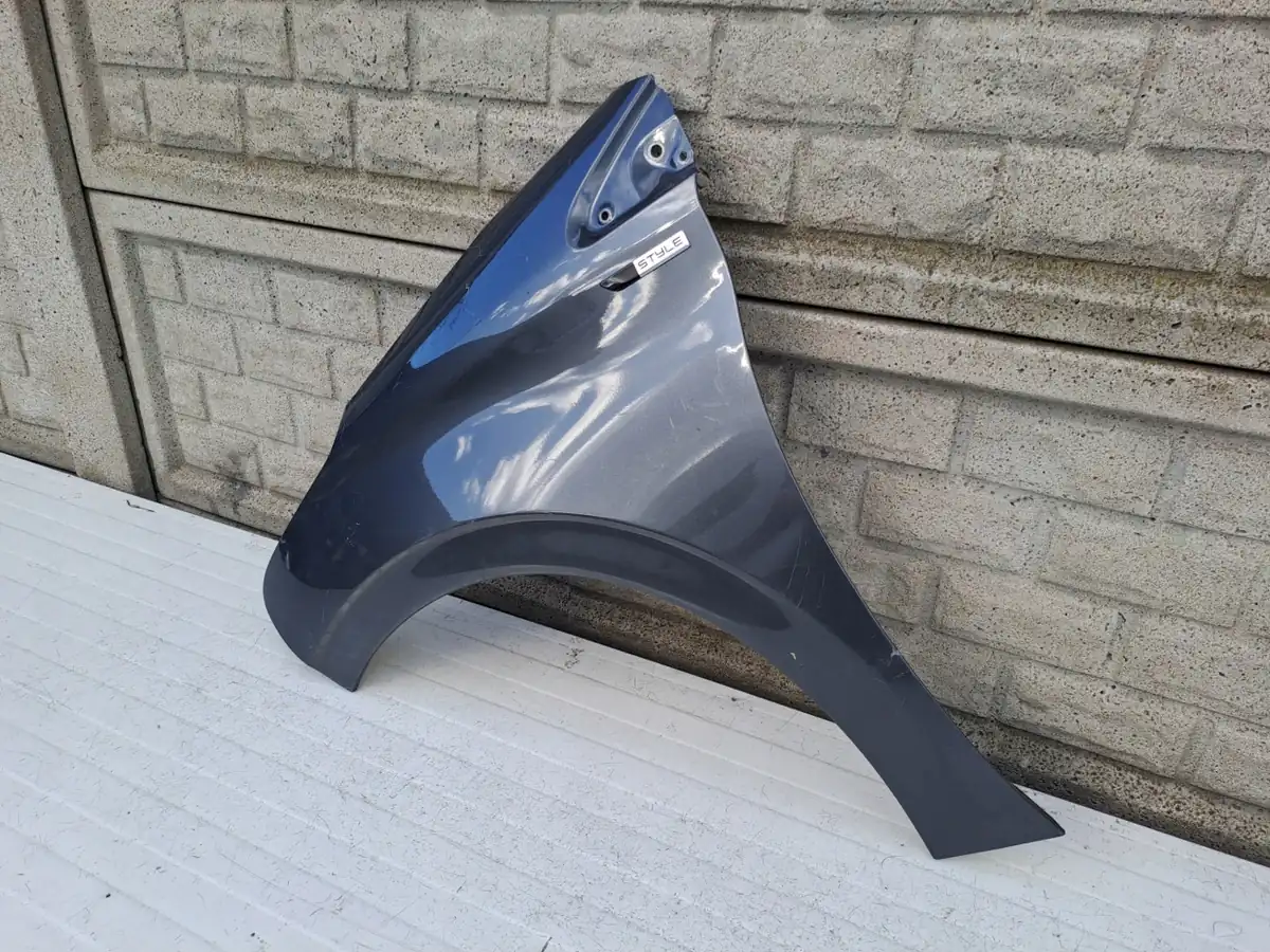 Aripa fata stanga Peugeot 208 11 17