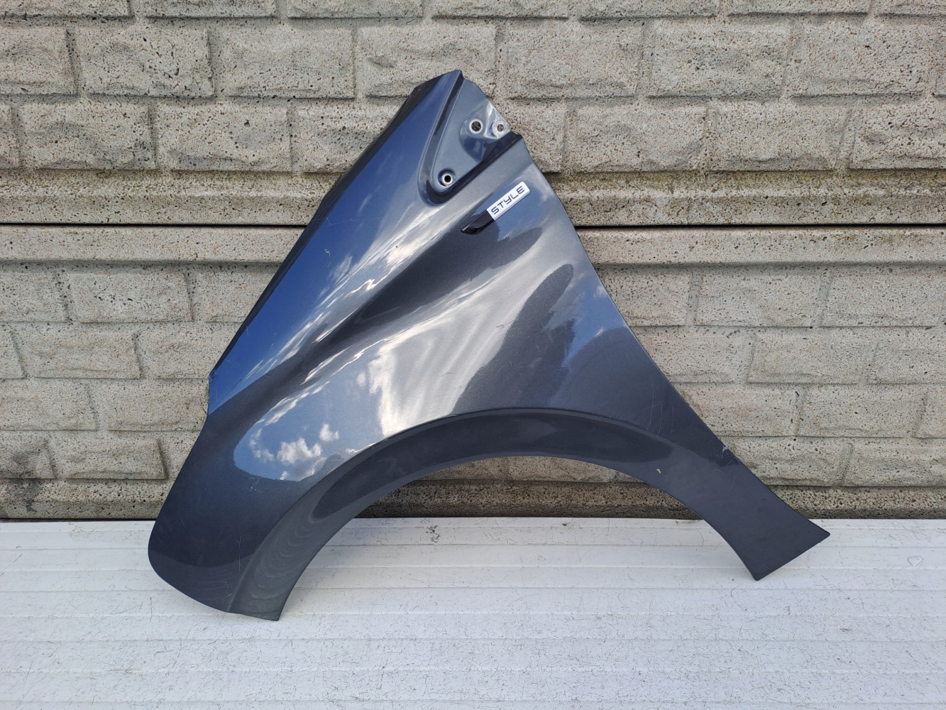 Aripa fata stanga Peugeot 208 11 17