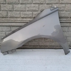 Aripa fata stanga Toyota Avensis T25 2003 2006