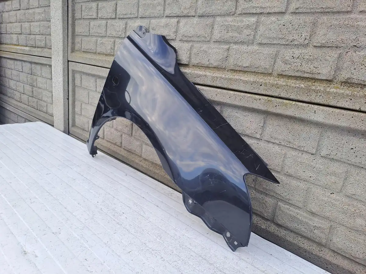Aripa fata dreapta Toyota Avensis T25 2003 2006