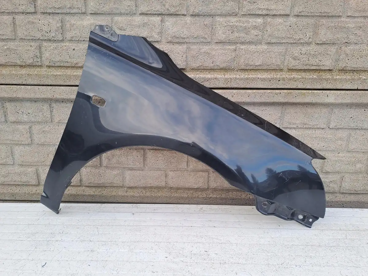 Aripa fata dreapta Toyota Avensis T25 2003 2006