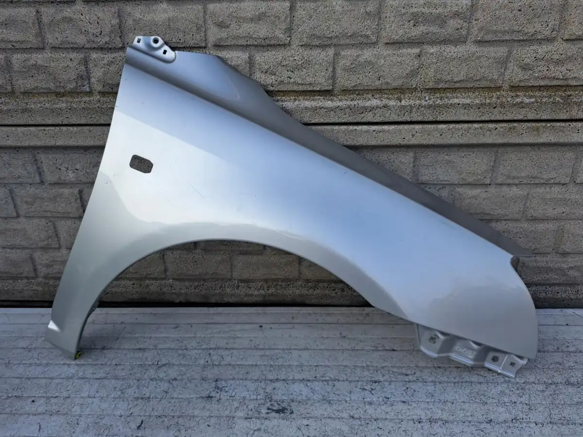 Aripa fata dreapta Toyota Avensis T25 2003 2006
