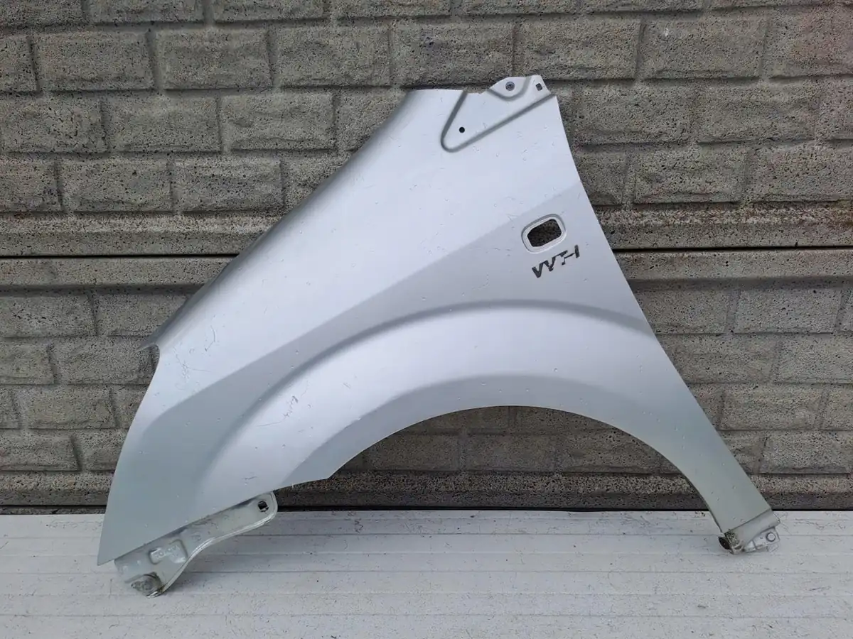 Aripa fata stanga Toyota Corolla Verso 04 08