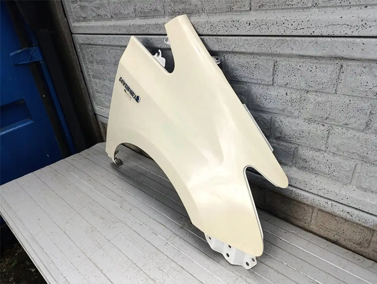 Aripa fata dreapta Toyota Prius Plus