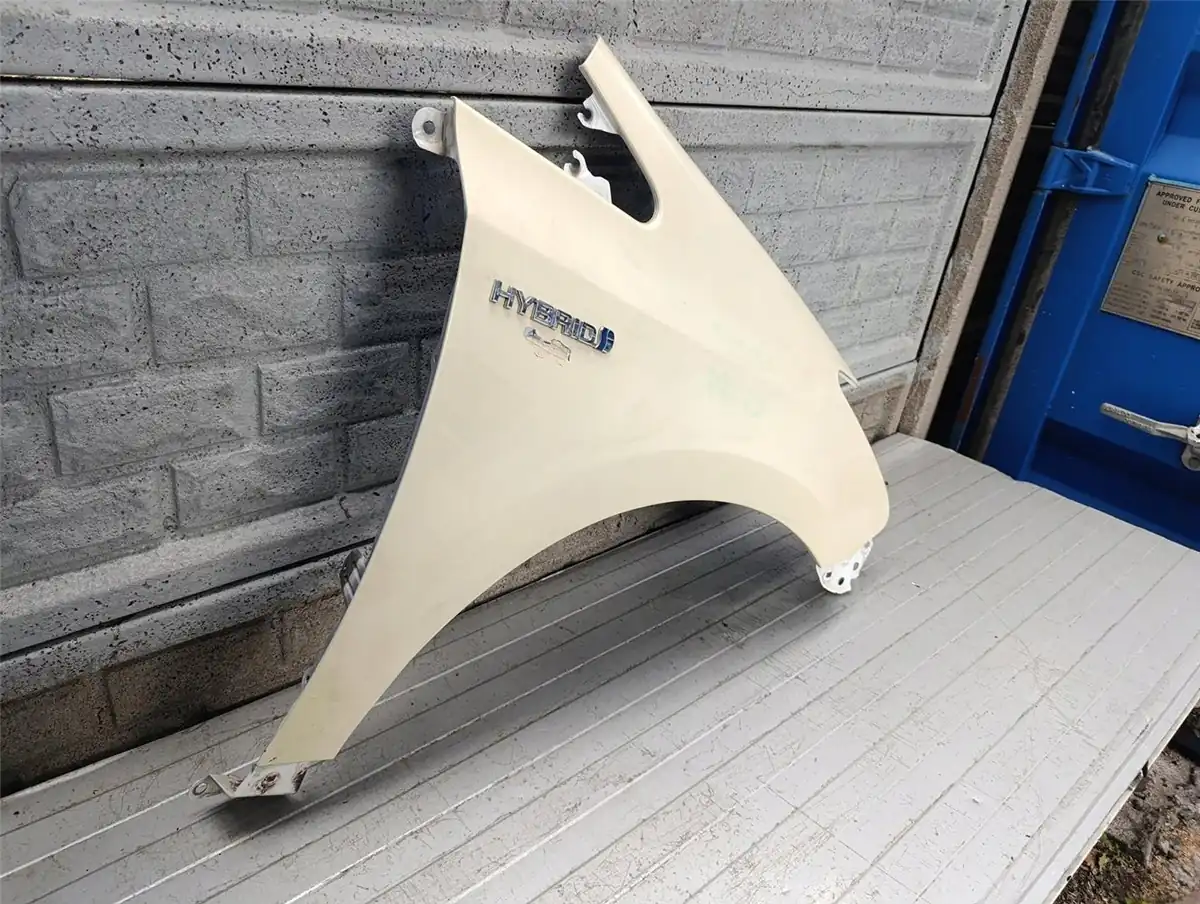 Aripa fata dreapta Toyota Prius Plus
