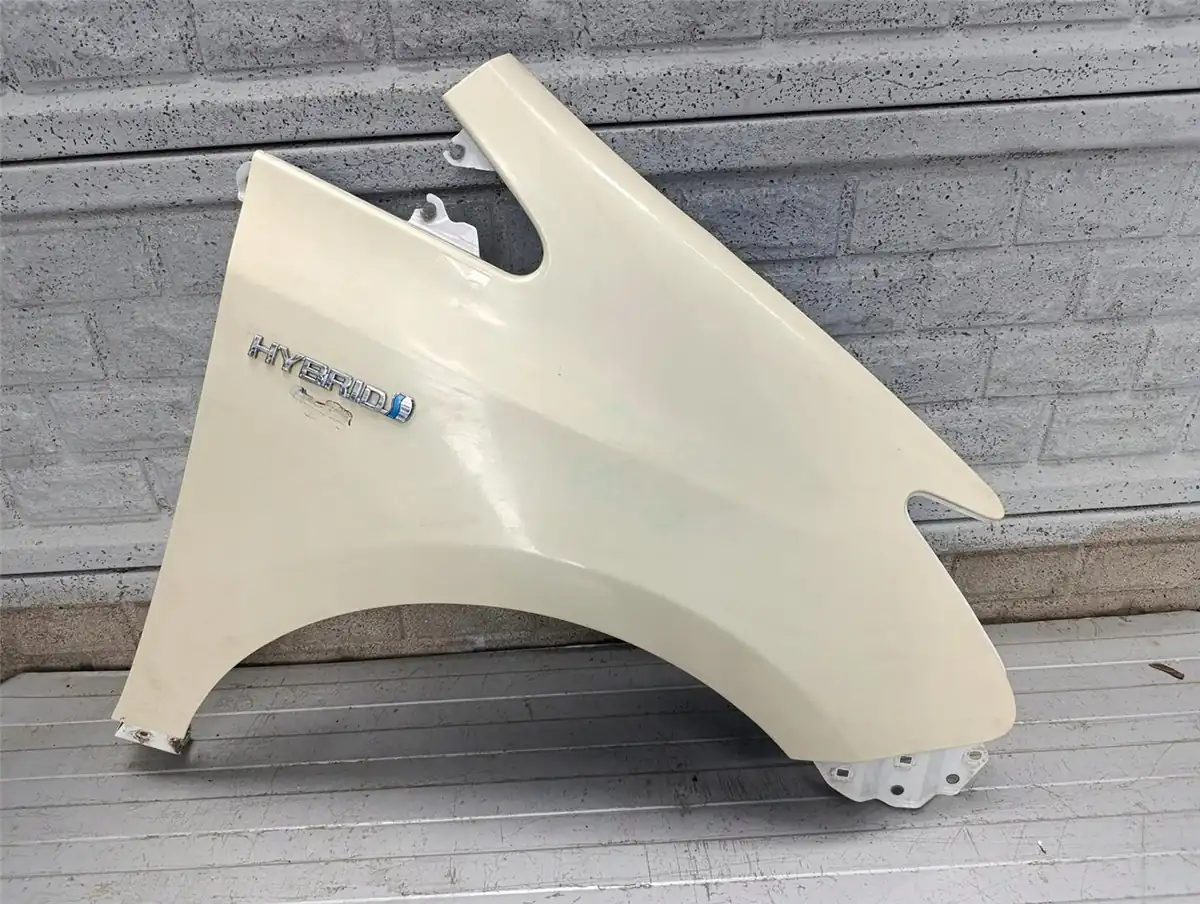 Aripa fata dreapta Toyota Prius Plus