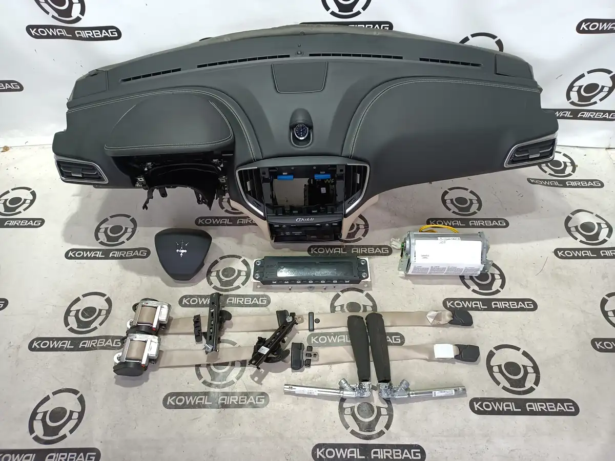 plansa bord maserati